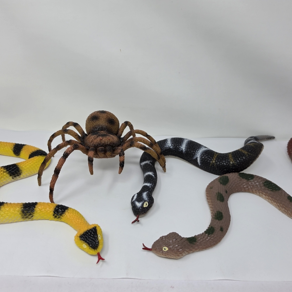 Spider and Snake Halloween Novelty Gag Toys Rubber Snakes Tails Rattle Lot of 4